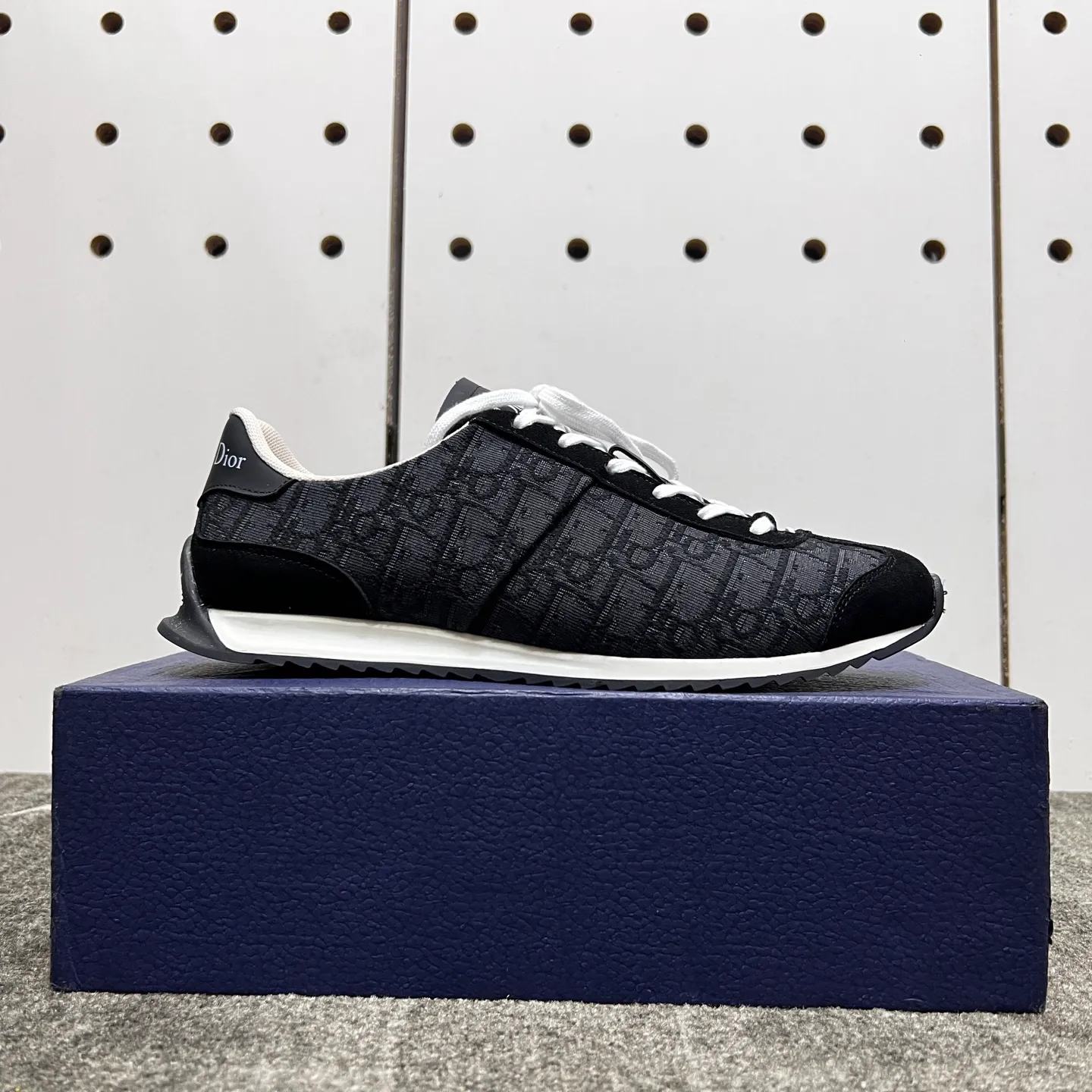 Factory price: 420💰【DIAo•Dior】Original quality.~ Unique modern style sneakers. 🏃A must-have casual shoe for trendy men😍😍 Original brand imported from Italy, imported original leather, sheep lining (refuses to discolor and grind feet) Sole: Original sole provided by the original factory, French lazy style design ⚠️Fit to the feet, original quality, super comfortable original sole. It’s like shooting the real thing 🎬The real thing is better, high-quality sneakers, size: 38-44, custom-made 45